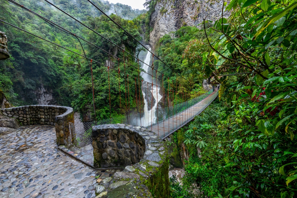 EAF - Suspended bridge Banos - shutterstock_2151404459.jpg