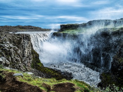 Waterval in een ruige kloof in IJsland langs de Route IJsland.