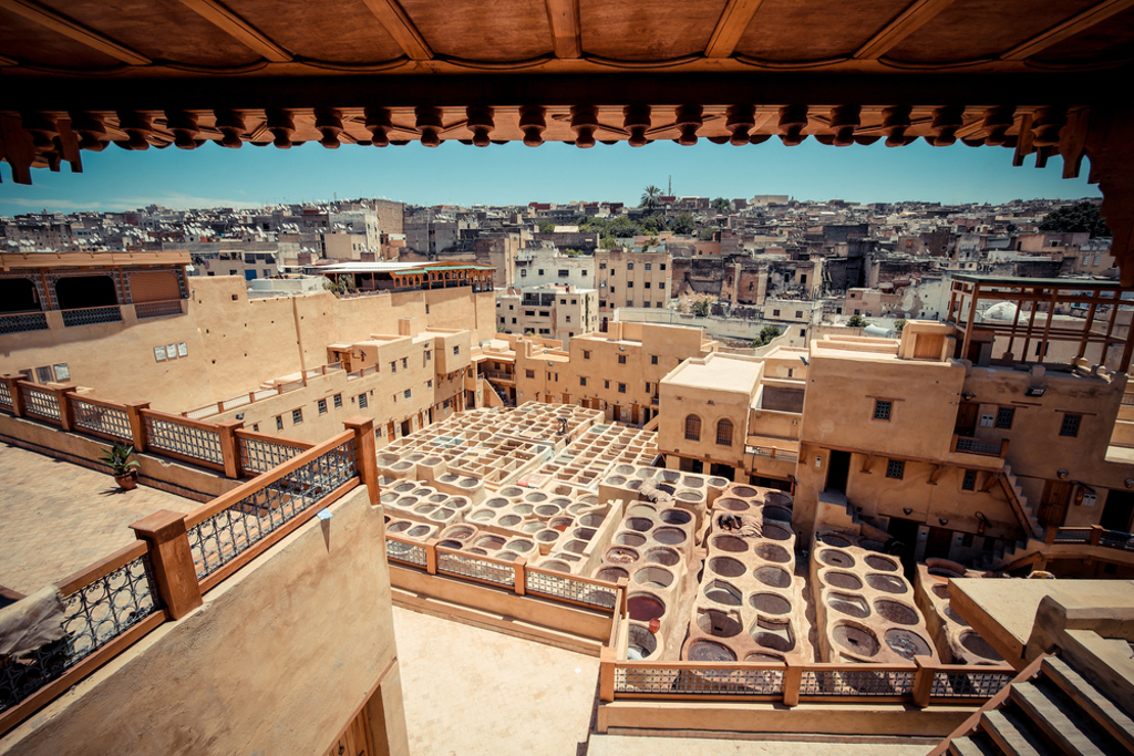 Uitzicht over de leerlooierij in Fès met verfbaden en stadspanorama tijdens groepsrondreis Marokko.