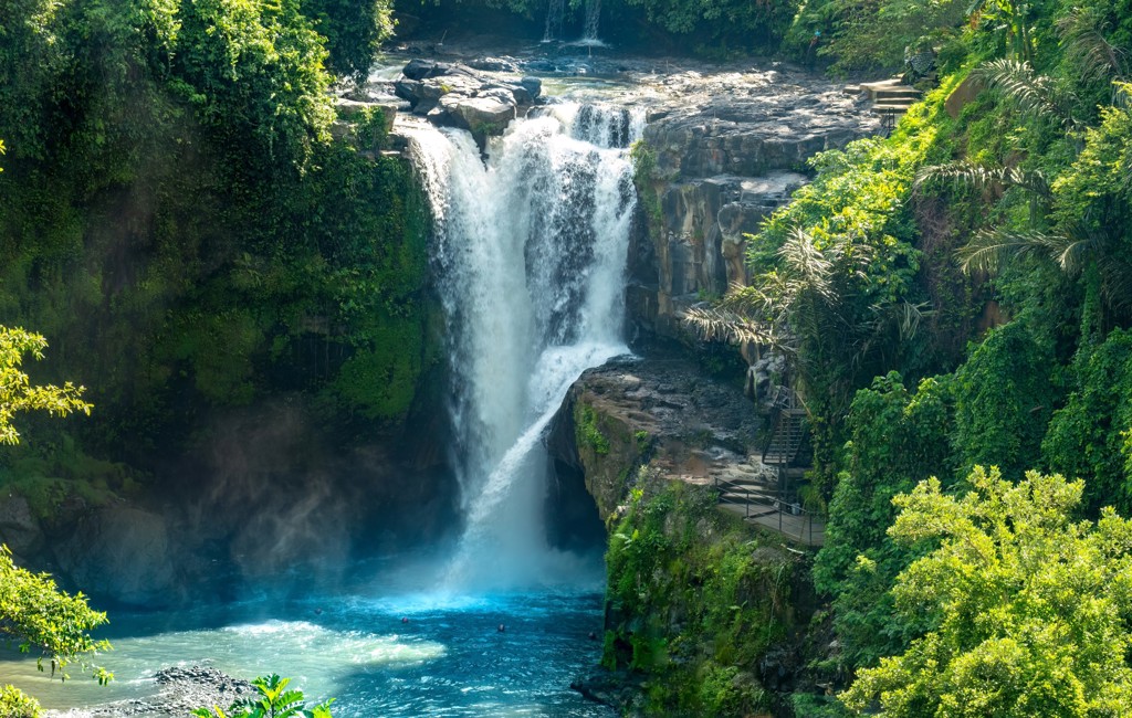 Waterval in het groene regenwoud op Java, Indonesië, tijdens familiereis Java en Bali.