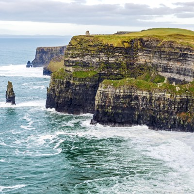 Kliffen van Moher aan de Ierse westkust, met steile rotsen en golven van de Atlantische Oceaan.