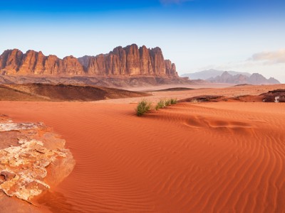 Rode zandduinen en rotsformaties in de Wadi Rum-woestijn tijdens de Route Jordanië.