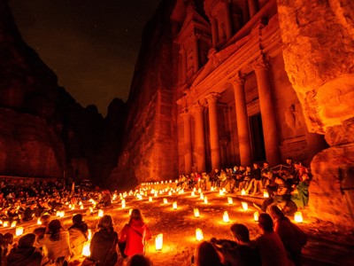 Petra by night met kaarslicht bij de Schatkamer in Jordanië.