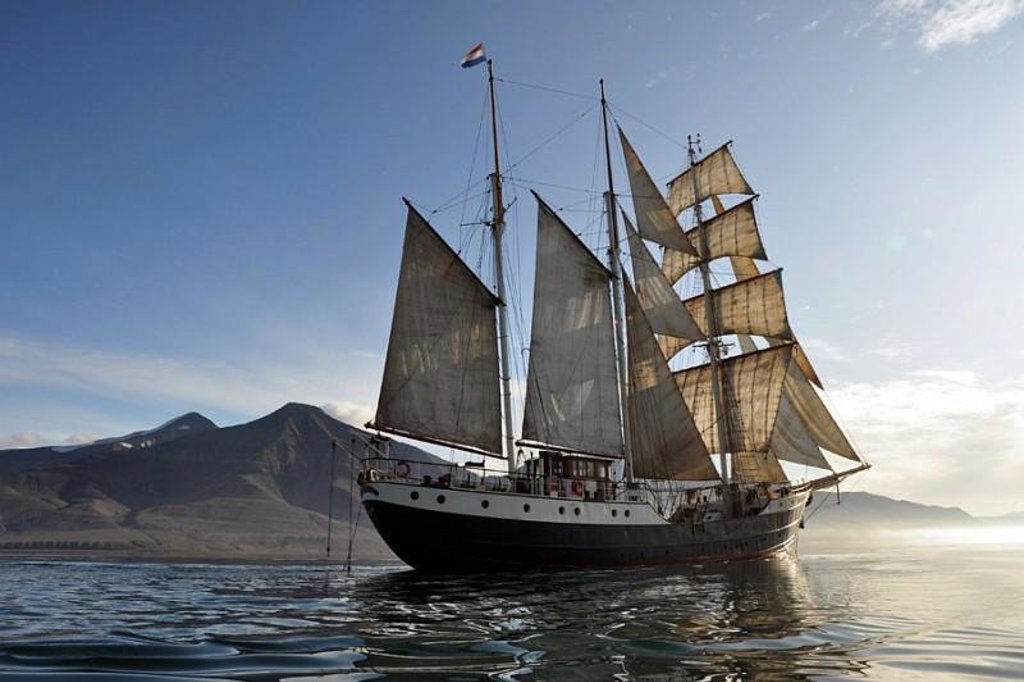 Zeilschip Antigua in Noorwegen tijdens groepsrondreis op zoek naar walvissen en het noorderlicht.