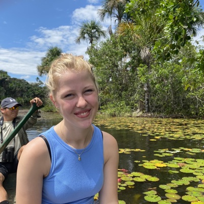 Meisje in kano op rivier met waterlelies in Costa Rica tijdens familiereis.