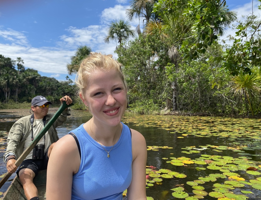 Meisje in kano op rivier met waterlelies in Costa Rica tijdens familiereis.