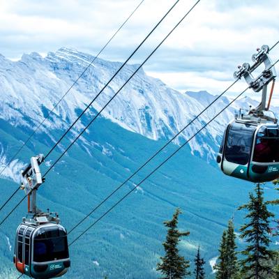 Banff Gondola kabelbaan met gondels boven de Rocky Mountains bij Banff National Park, Canada.