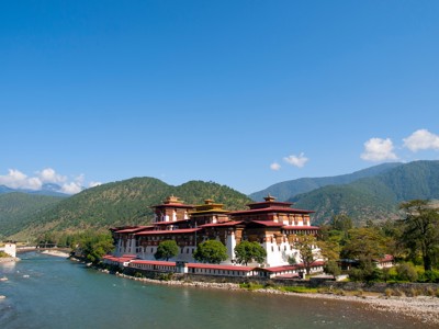 Punakha Dzong aan de rivier in Bhutan, onderdeel van de route Sikkim en Bhutan.