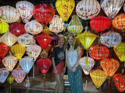 Reizigers tussen kleurrijke lantaarns in Hoi An tijdens de Route Vietnam.