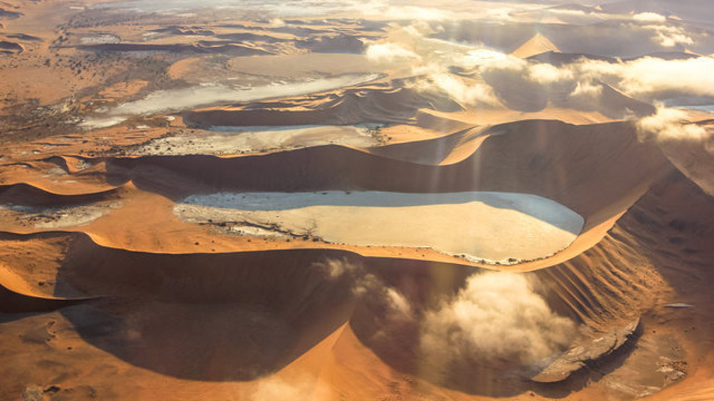 zandduinen en witte zoutpan in de Namibwoestijn, Namibië.