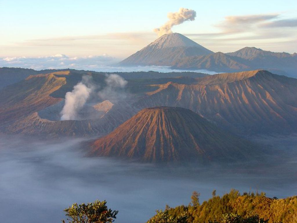 Rokende vulkanen bij zonsopkomst op Java tijdens groepsrondreis Java, Bali en Lombok.
