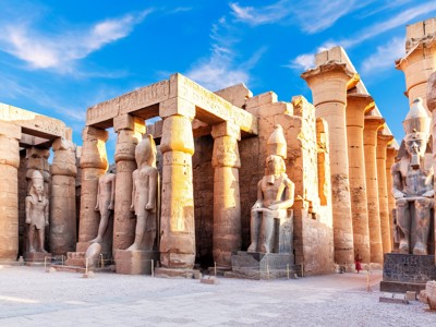 Tempel van Karnak in Luxor met faraobeelden en zuilen, Route Egypte dag 10.