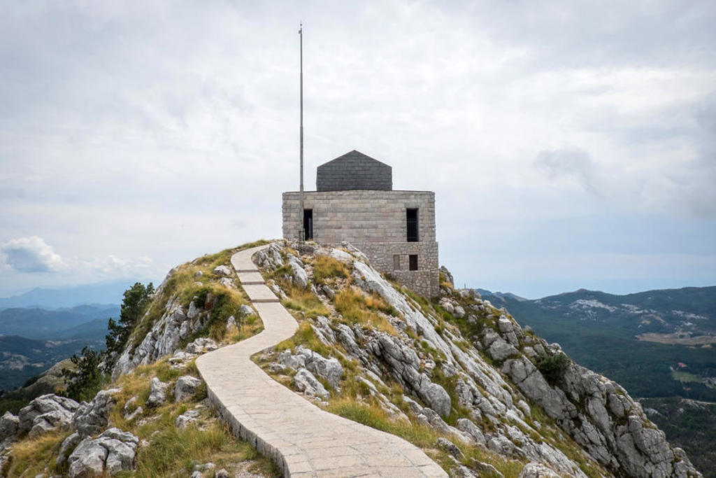 Mausoleum op de Lovćen-berg in Montenegro, met wandelpad over rotsen tijdens de 22-35ers reis Balkan.