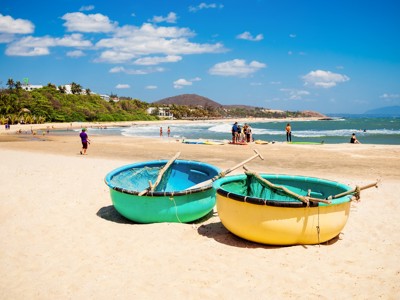 Traditionele Vietnamese ronde mandboten op het strand, onderdeel van Route Vietnam.