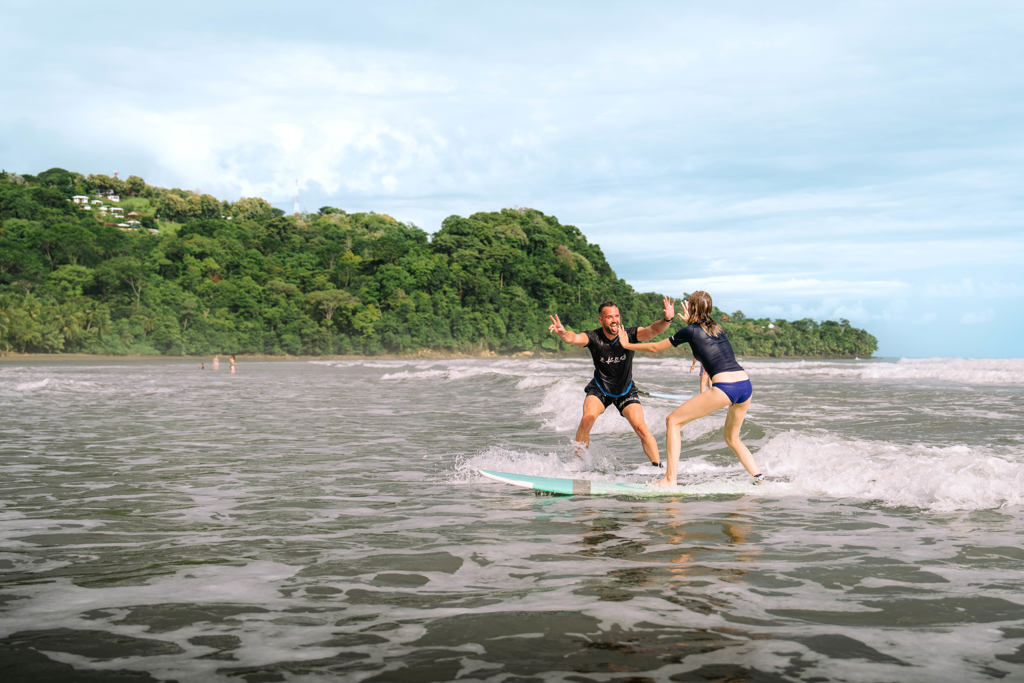 Surflessen aan het strand in Costa Rica tijdens een 22-35ers groepsreis.