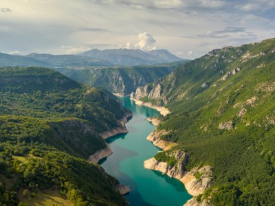 Uitzicht over de Tara-kloof met turkoois rivierwater en groene bergen in Montenegro tijdens de route Kroatië en Montenegro.