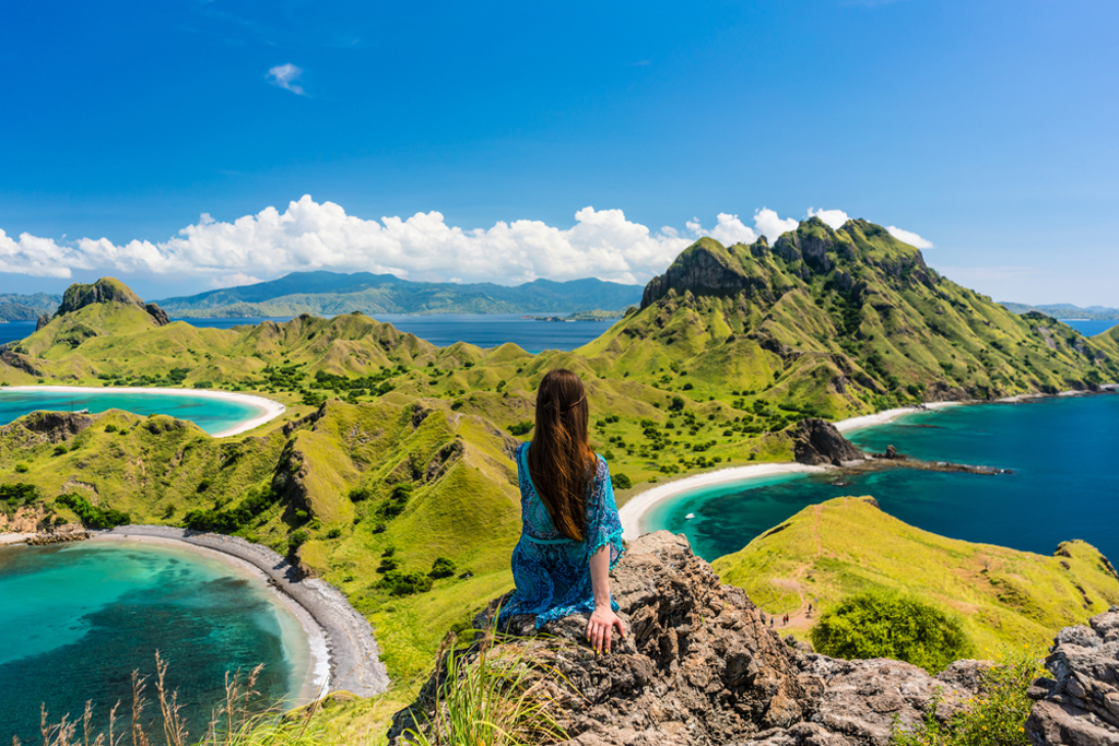 Uitzicht vanaf een heuvel op Komodo met groene bergen en turquoise baaien, Indonesië.