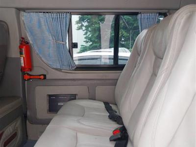 Interieur van een minivan in Thailand met leren stoelen en veiligheidsgordels.