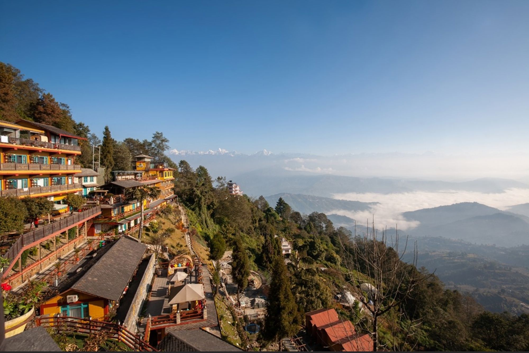 Uitzicht vanaf Nagarkot over de Himalaya en de Kathmanduvallei met hotels op de berghelling.