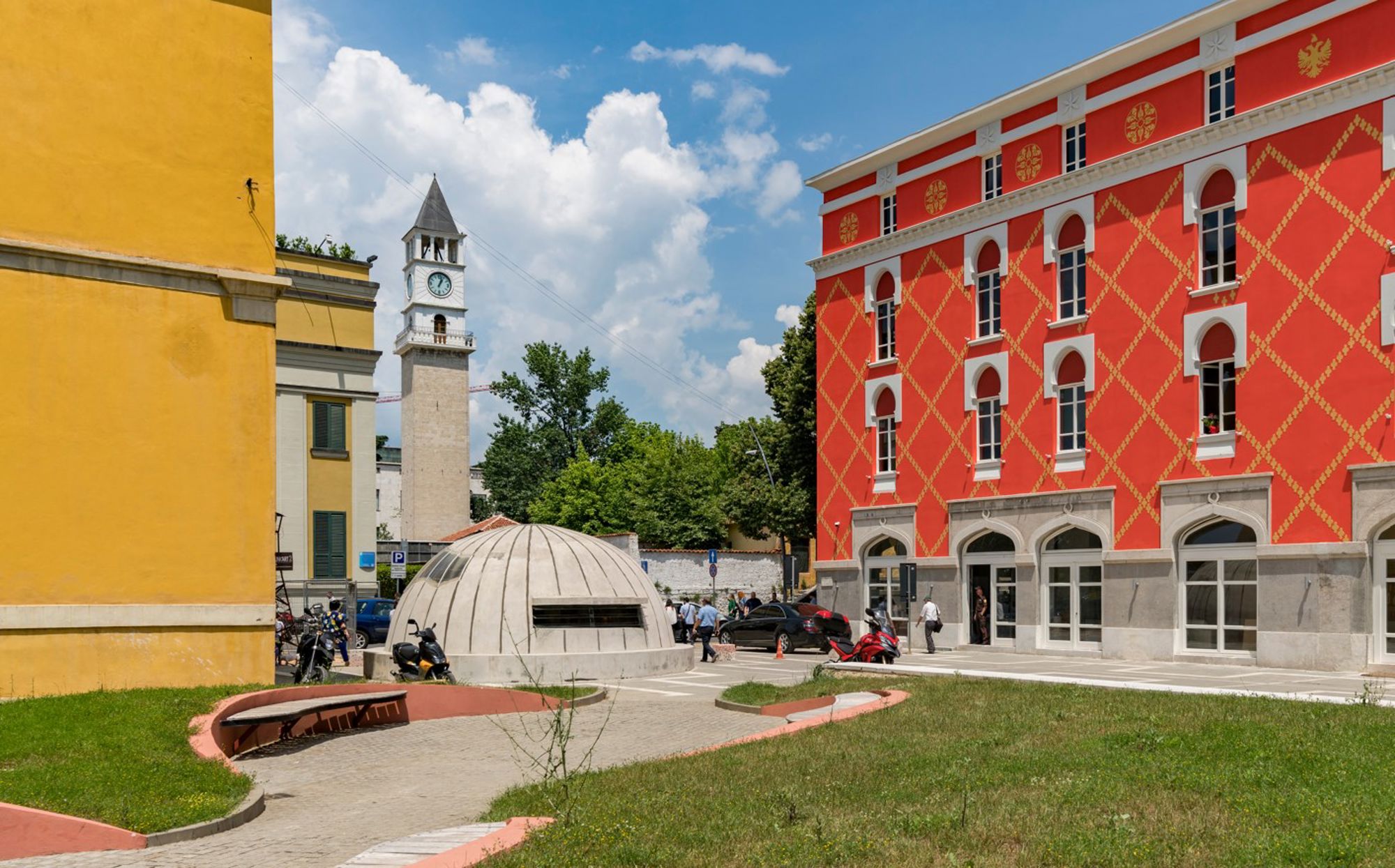 Klokkentoren en Et'hem Bey-moskee op het Skanderbegplein in Tirana, Albanië.
