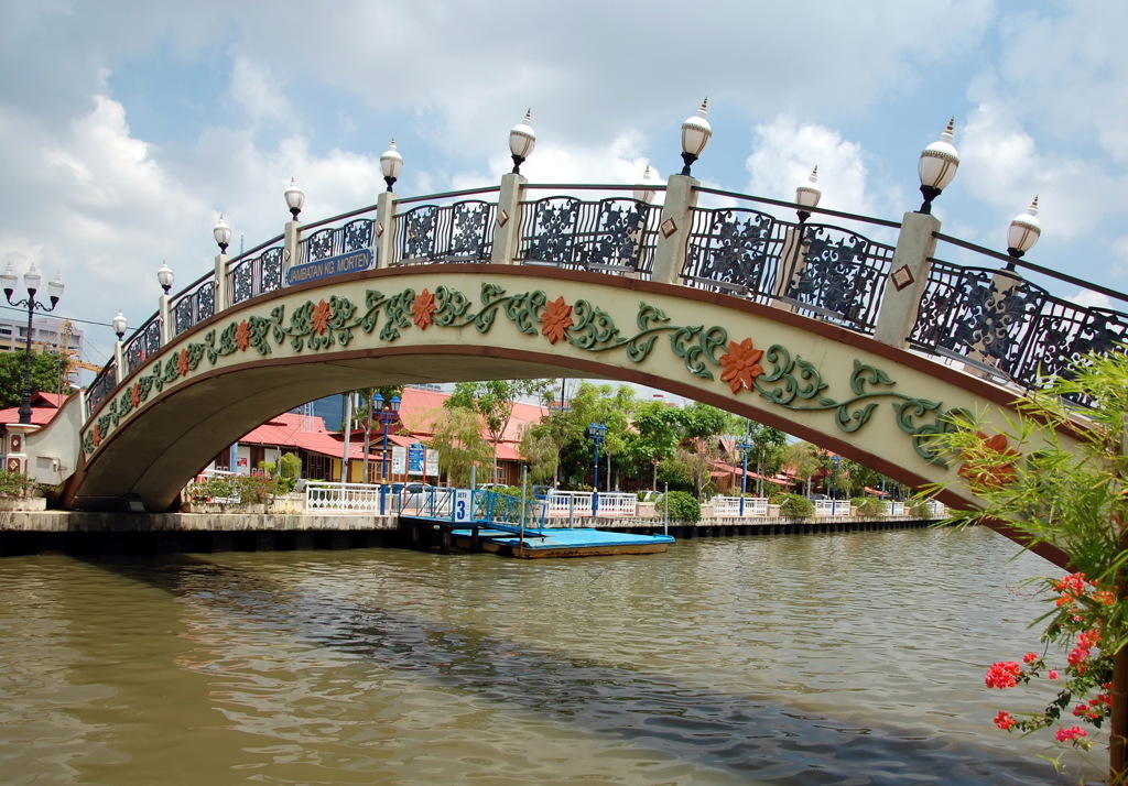 Sierlijke boogbrug over de Melaka-rivier in Malakka, Maleisië.