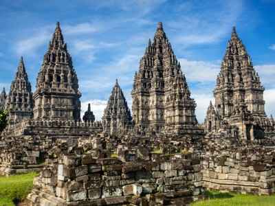 Prambanan-tempelcomplex bij Yogyakarta op Java, Indonesië, met hoge stenen tempeltorens onder een blauwe lucht.