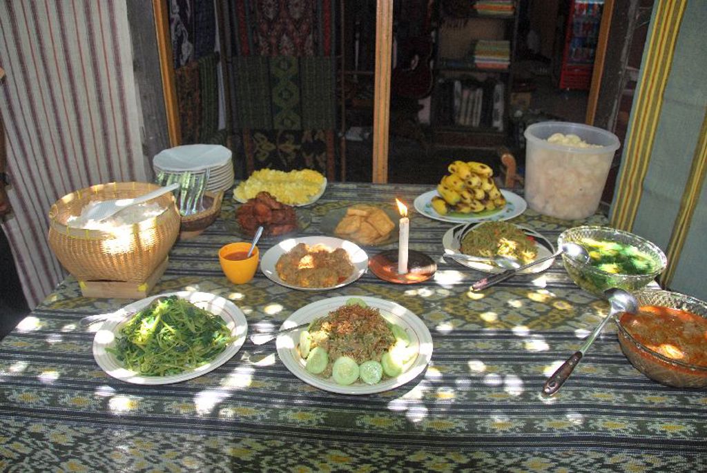 Indonesische maaltijd met rijst, groenten, sambal en fruit op tafel tijdens groepsrondreis Java, Bali en Lombok.