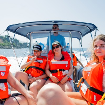Jonge reizigers met reddingsvesten op een boottocht langs de Albanese kust tijdens een 22-35ers reis Albanië.