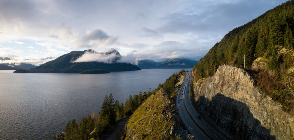 Sea-to-Sky Highway langs de kust en bergen bij Vancouver, Canada.