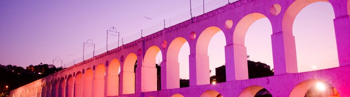 Verlichte bogen van het Arcos da Lapa-aquaduct in Rio de Janeiro bij zonsondergang.