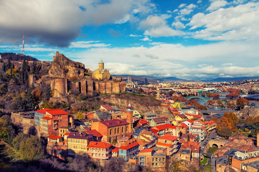 Uitzicht over Tbilisi met het Narikala-fort en kleurrijke huizen tijdens een familiereis in Georgië.