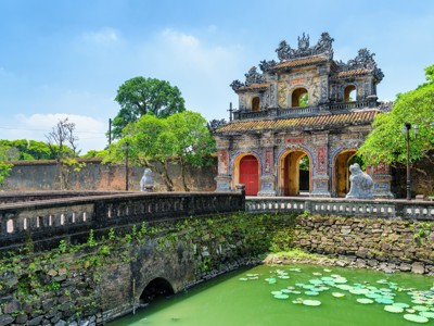 Keizerlijke poort van de Citadel in Hué, Vietnam, met lotusvijver en brug.