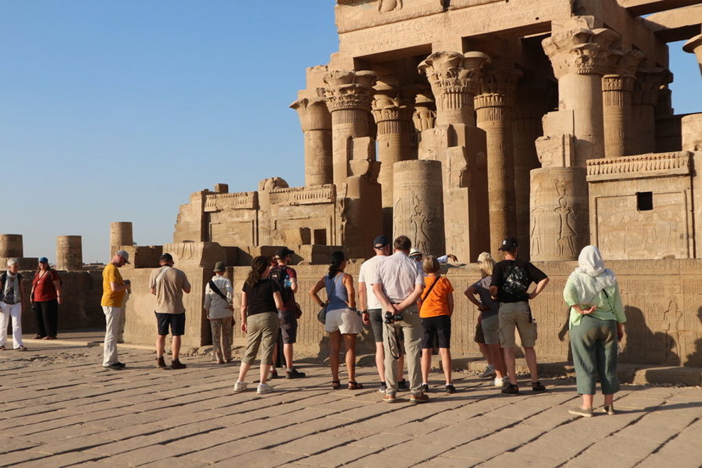 Reizigers bezoeken een tempelcomplex met zuilen in Egypte tijdens de groepsrondreis Egypte Hoogtepunten.
