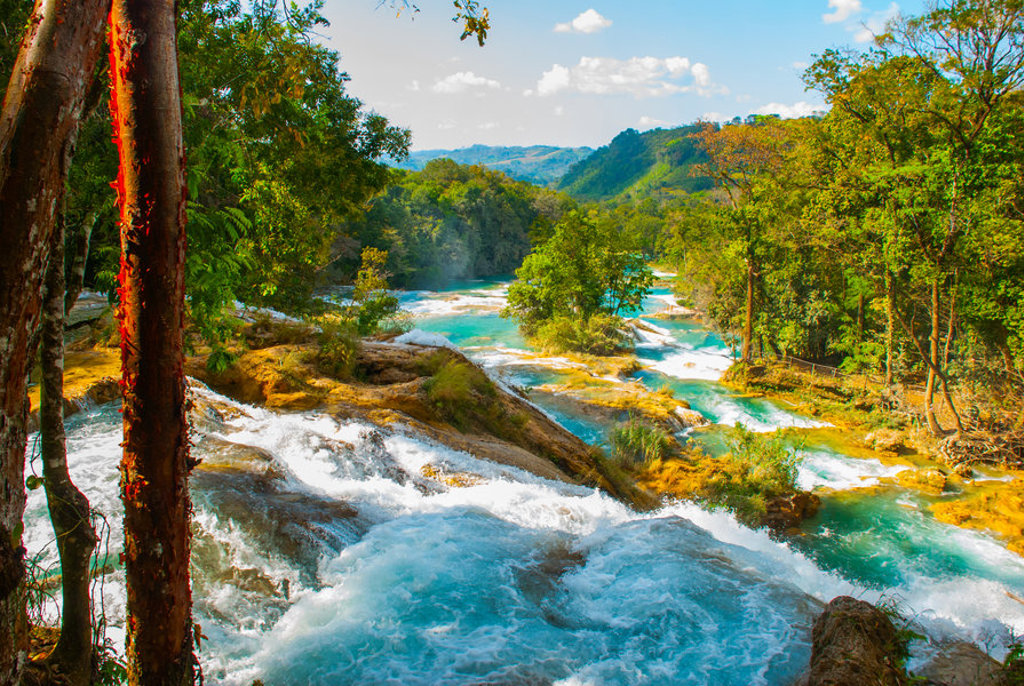 Watervallen en turquoise rivier in groene jungle tijdens groepsrondreis Mexico.