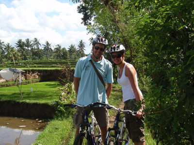 Fietstocht langs rijstvelden tijdens de route Java, Bali, Lombok & Gili Air.
