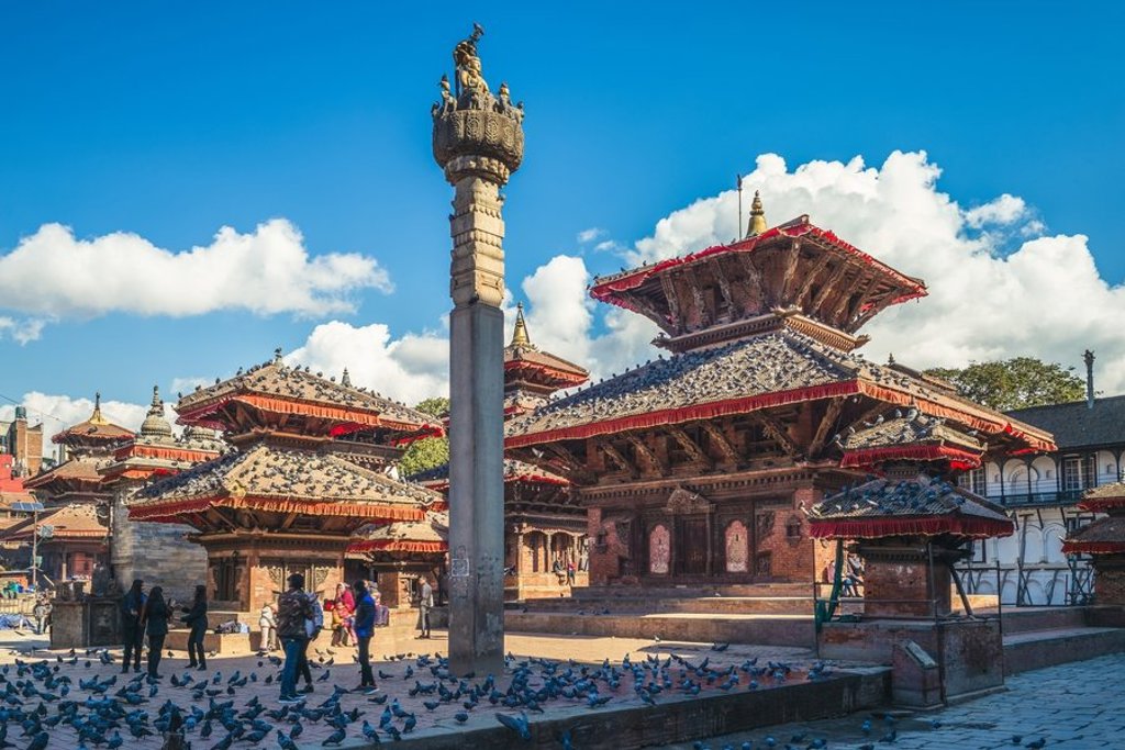 Tibetaanse gebedsvlaggen wapperen in de wind tegen een besneeuwd berglandschap in Tibet en Nepal.
