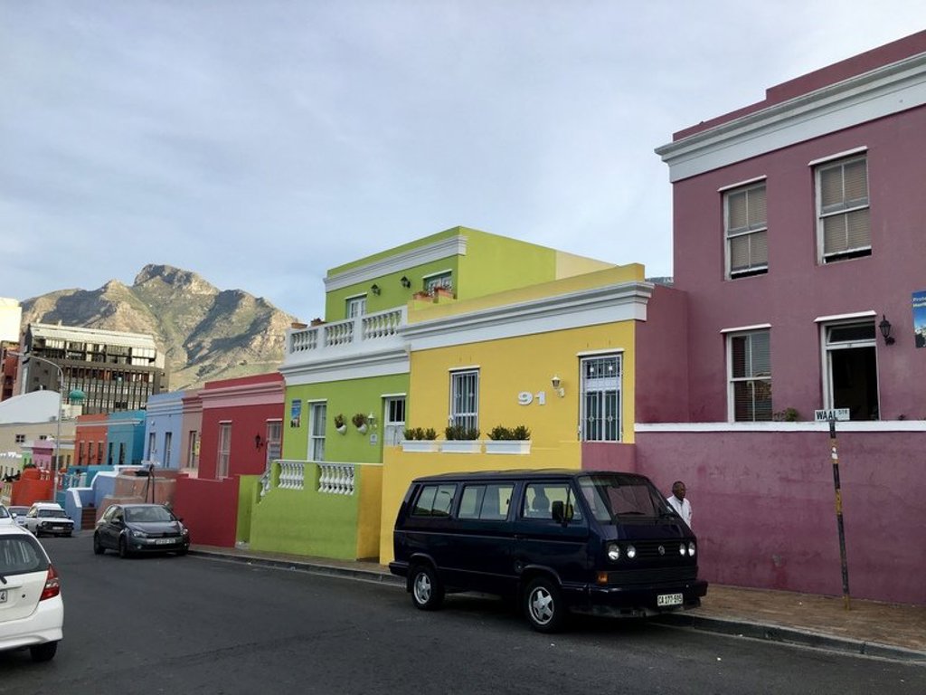 Uitzicht op Tafelberg en de skyline van Kaapstad tijdens een 22-35ers reis Zuid-Afrika.