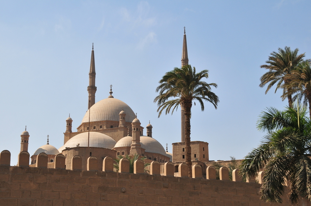 Moskee met koepels en minaretten in Caïro, omringd door palmbomen tijdens een groepsrondreis Egypte.