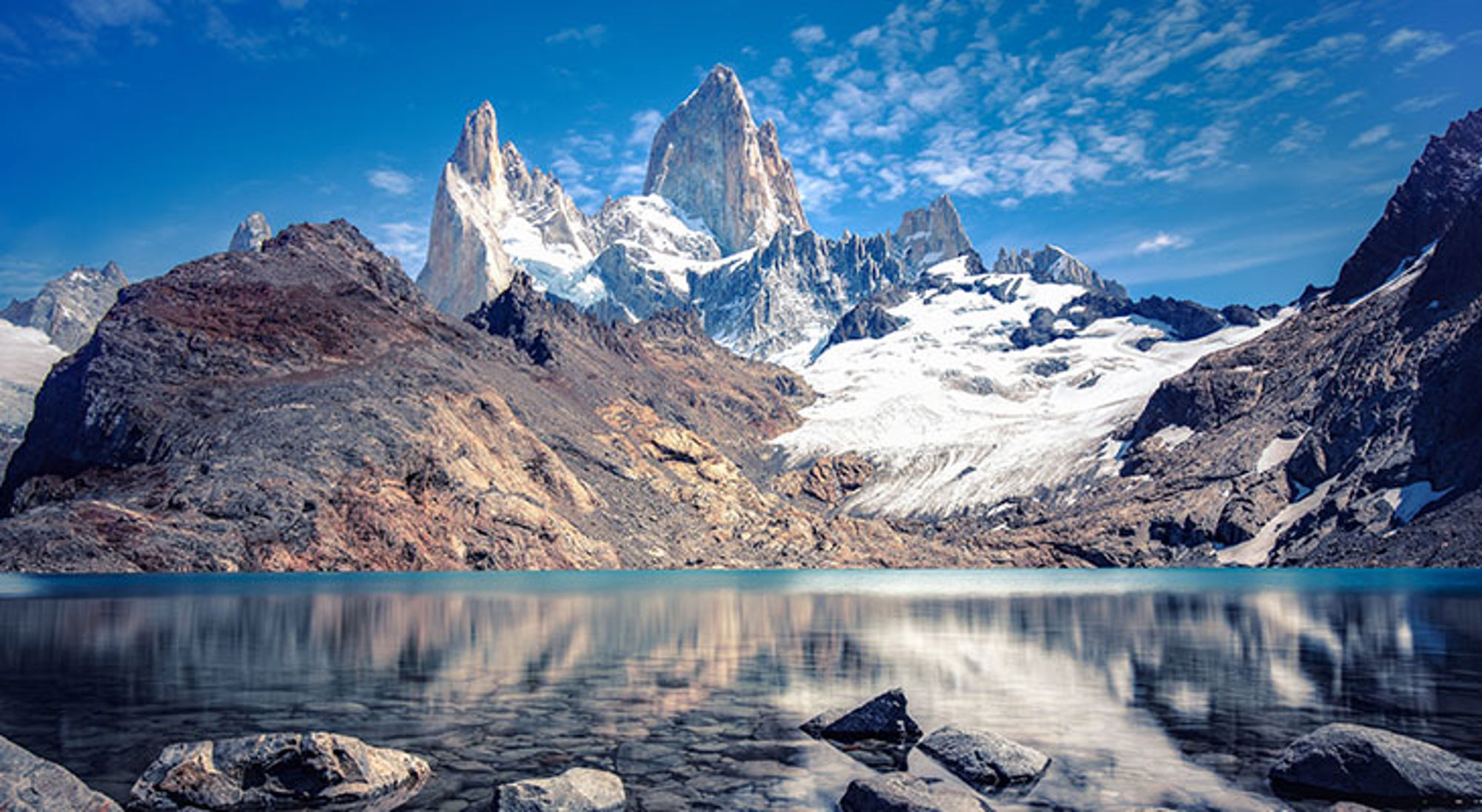 Berg Fitz Roy met besneeuwde toppen en spiegeling in een helder meer in Patagonië.