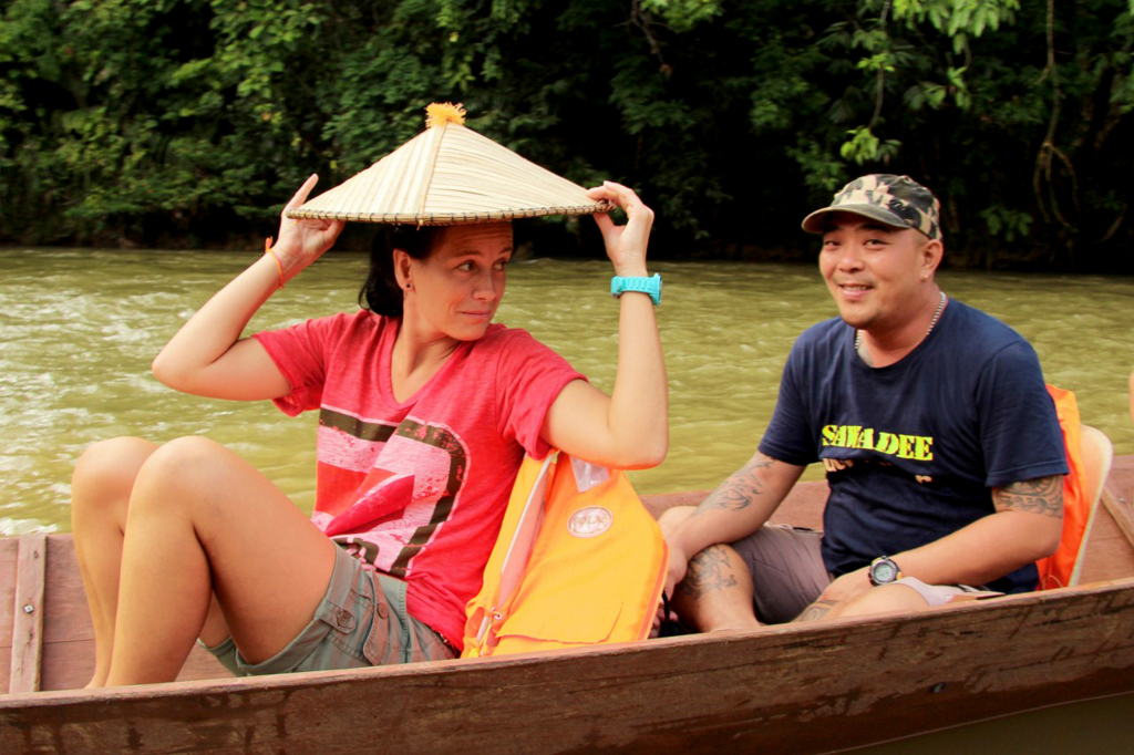 Reizigers in een boot op een rivier in Borneo, tijdens groepsrondreis West-Maleisië & Borneo.