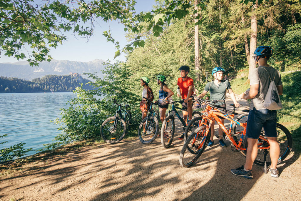 Fietsers stoppen langs het meer van Bled tijdens een fietsvakantie in Slovenië.