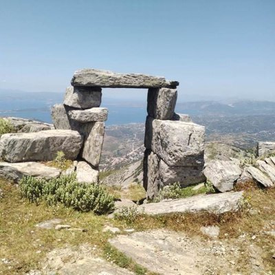 Wandelroute op Evia, Griekenland, met uitzicht op groene bergen en dorpen tijdens een wandelvakantie.