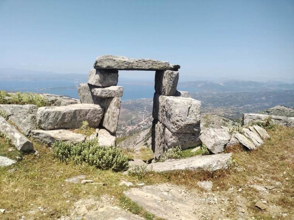 Wandelroute op Evia, Griekenland, met uitzicht op groene bergen en dorpen tijdens een wandelvakantie.