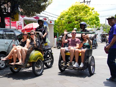 Reizigers in becaks (fietstaxi’s) in Yogyakarta tijdens de route Java en Bali.