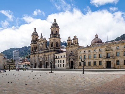 Plaza Bolívar in Bogotá met de Catedral Primada en regeringsgebouw, onderdeel van de Route Colombia.