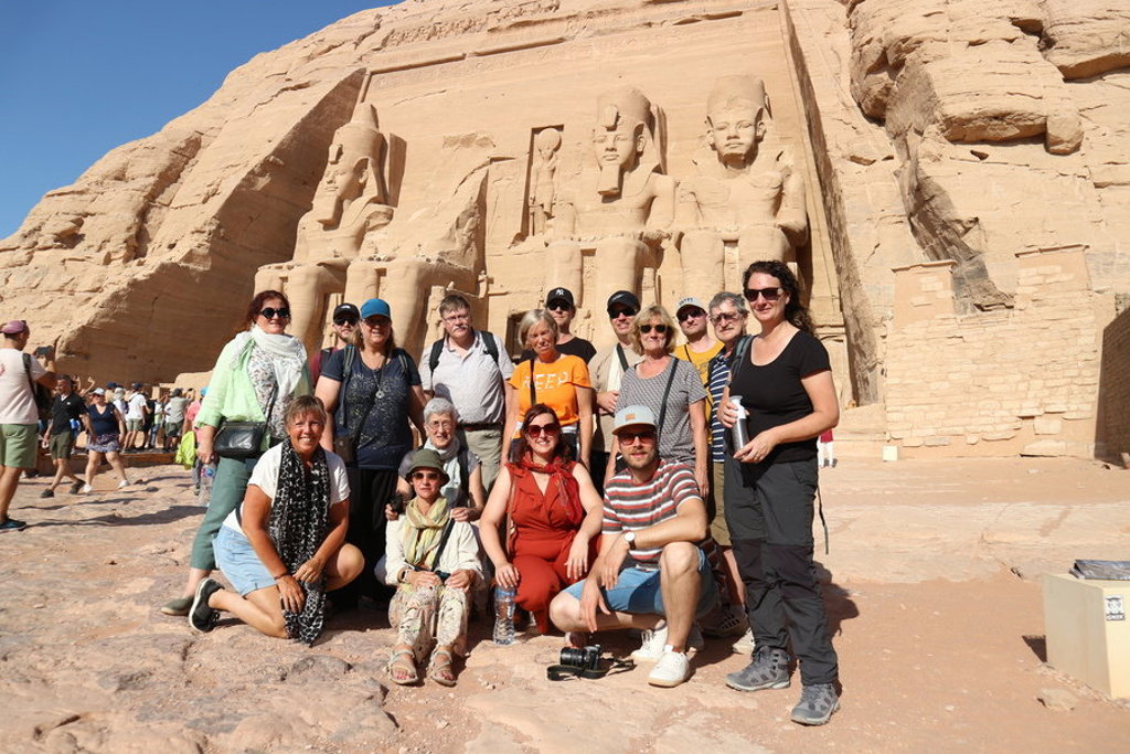 Groepsfoto van reizigers bij de tempels van Abu Simbel tijdens de groepsrondreis Egypte kort.
