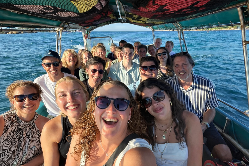 Groep reizigers op een boot op zee tijdens een familiereis Maleisië.