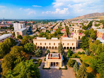 het stadscentrum van Gori in Georgië, met het stadhuis en de Georgische vlag.