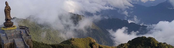 Uitzicht op Mount Fansipan in Vietnam met de top in de mist.