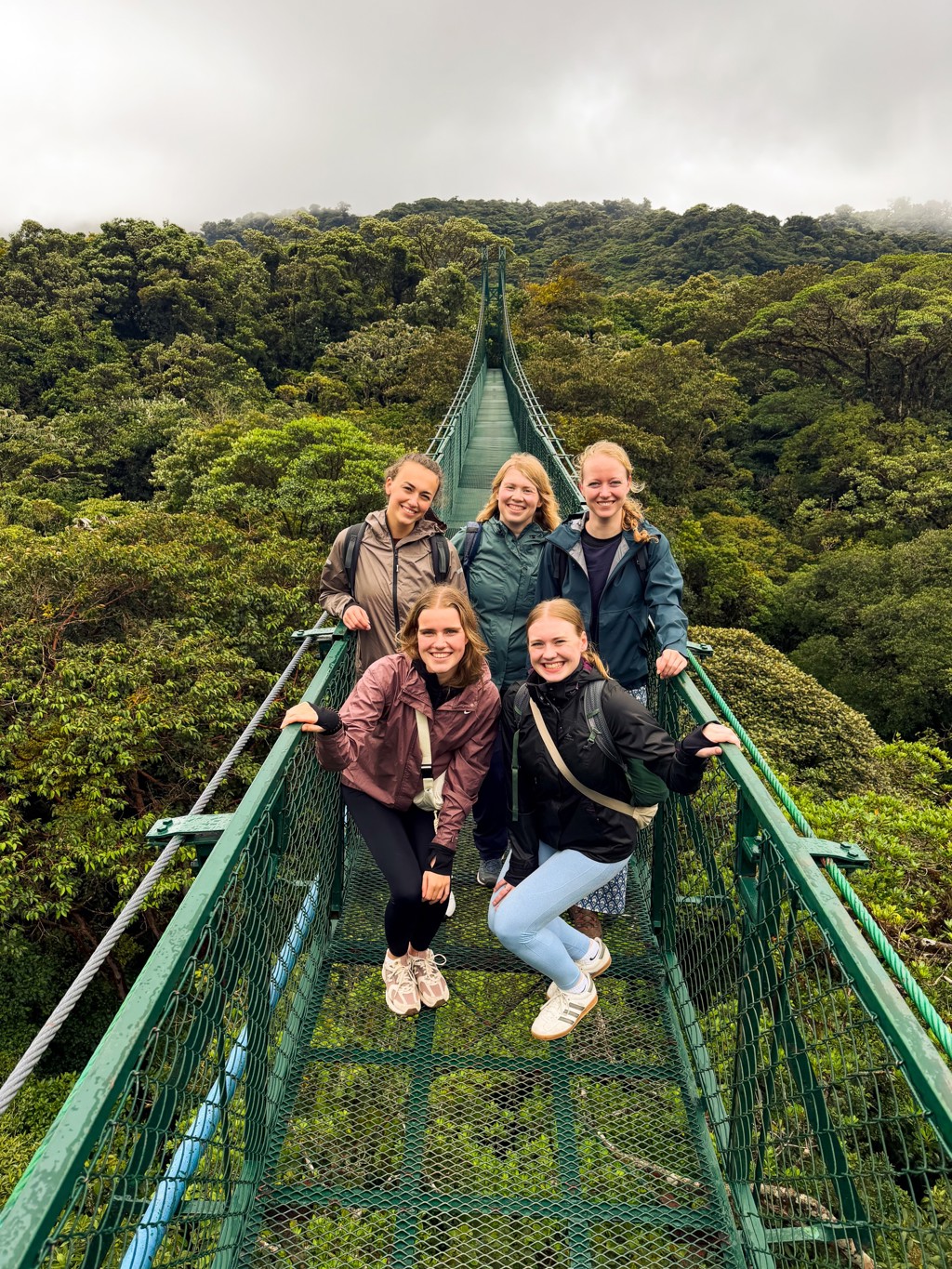 Reizigers op hangbrug door het nevelwoud bij Monteverde, tijdens groepsrondreis Costa Rica hoogtepunten.